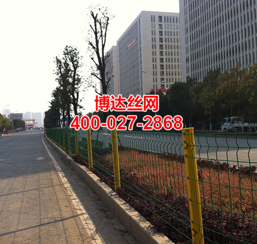 <b>武漢交通護(hù)欄廠家設(shè)計時需要考慮的因素</b>